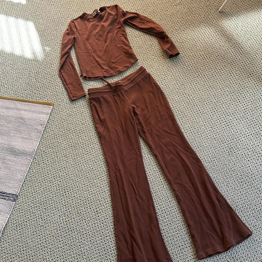 Aritzia Brown Ribbed Long Sleeve Crop Top & Flared Lounge Pants Set
